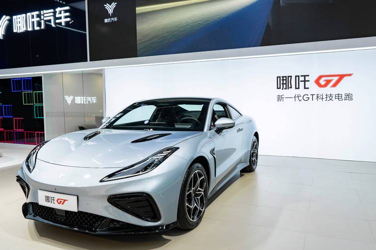 广州23哪吒汽车在智能汽车领域的表现，领途汽车在新能源汽车市场中的影响力